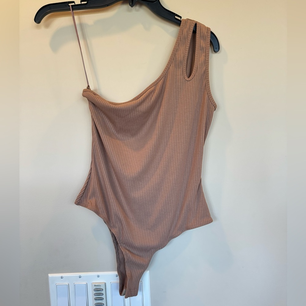 Vestique Elise One Shoulder Ribbed Mocha Bodysuit